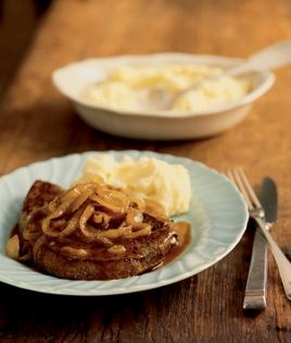 Calf's liver with onions (Foie de veau Lyonnaise)
