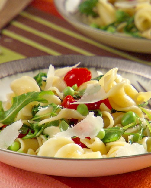 Campanelle with fresh tomatoes, arugula, and peas