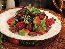 Candied pecan & strawberry salad