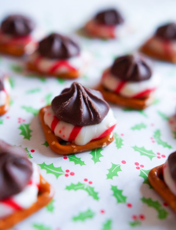 Candy cane star pretzel bites