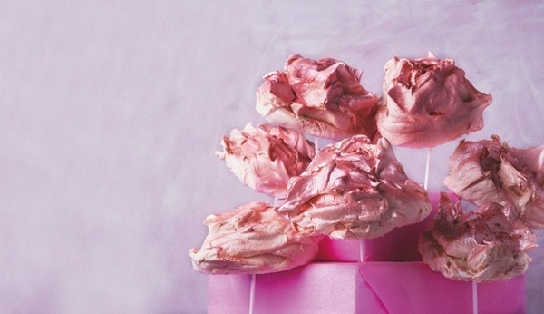Candy floss meringues