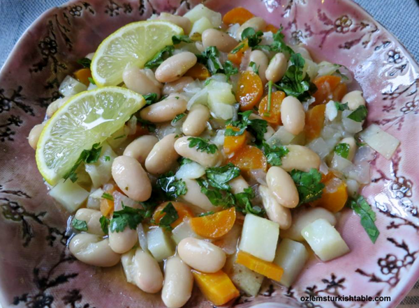 Cannellini beans cooked in olive oil with vegetables (Fasulye pilaki)