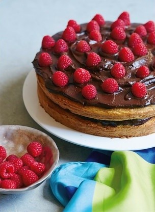 Cannellini vanilla sponge cake with chocolate avo frosting