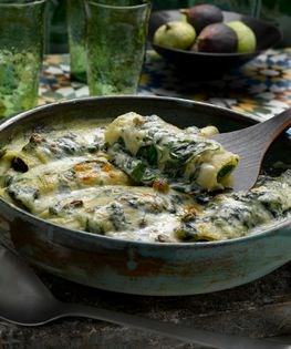 Cannelloni with spinach, raisins, and pine nuts (Canelones d'espinacas)