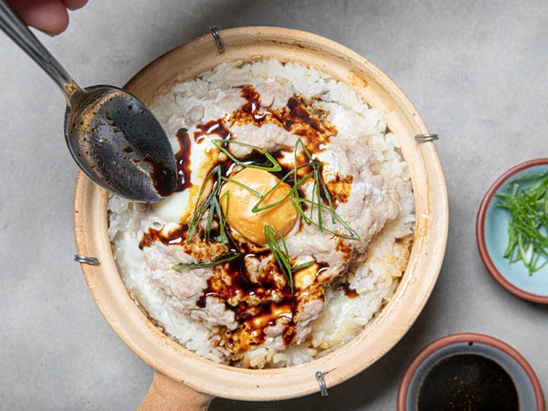 Cantonese clay pot rice with Chinese meatloaf (肉餅煲仔飯)