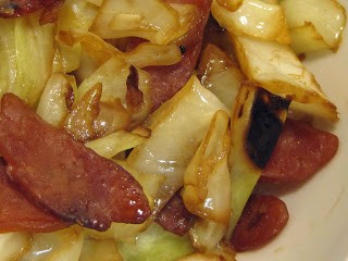 Cantonese sausage and cabbage stir-fry (Guangshi lachang chao baoxincai / 廣式臘腸炒包心菜)