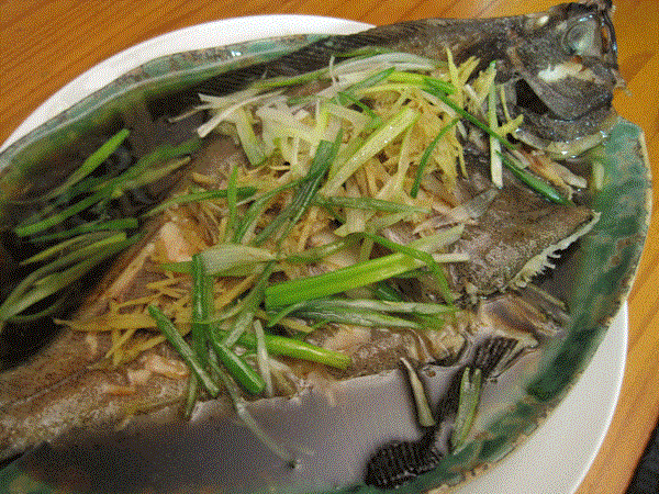 Cantonese steamed fish (Guǎngdōng qīngzhēngyú / 廣東清蒸魚)