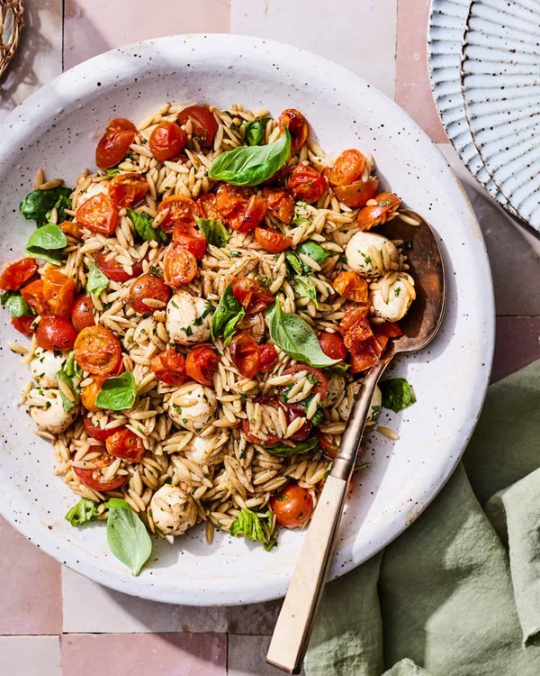 Caprese orzo pasta salad 