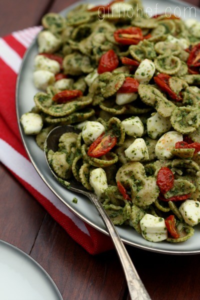 Caprese pasta salad (with basil pesto)