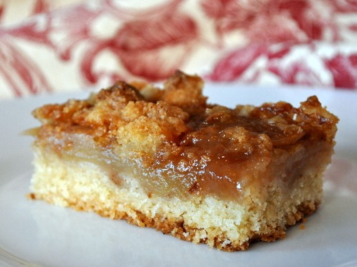 Caramel apple crumb bars