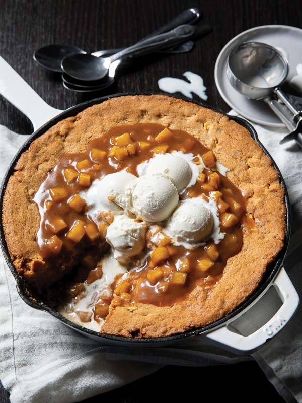 Caramel apple skillet cookie [caramel apple topping]