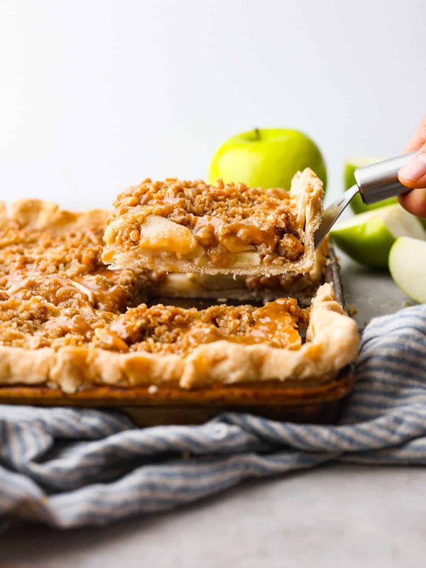 Caramel apple slab pie