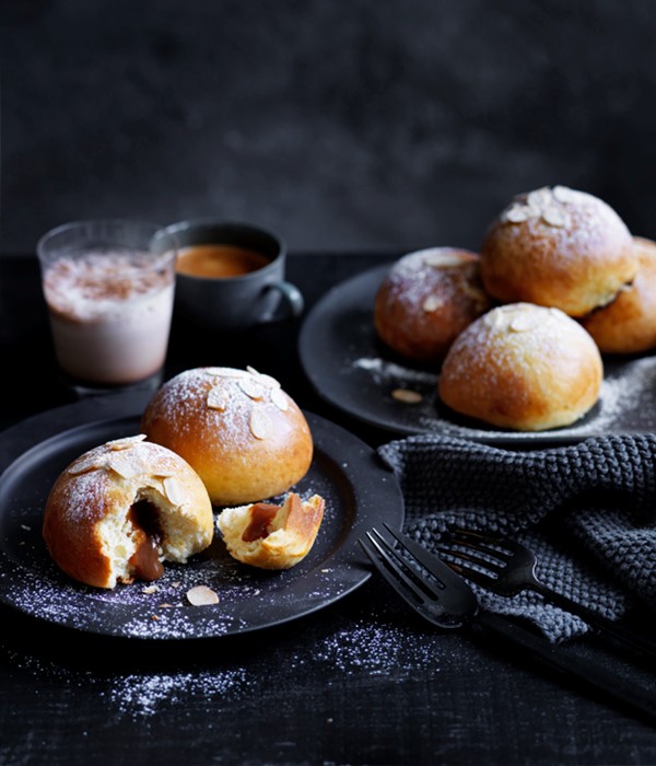 Caramel brioche buns