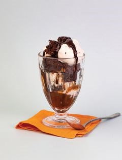 Caramel brownie sundae