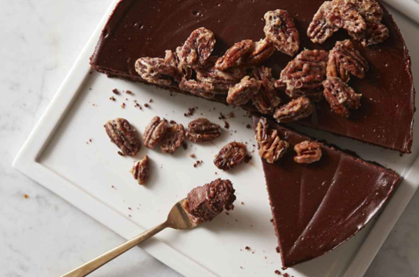 Caramel chocolate cheesecake with praline pecans