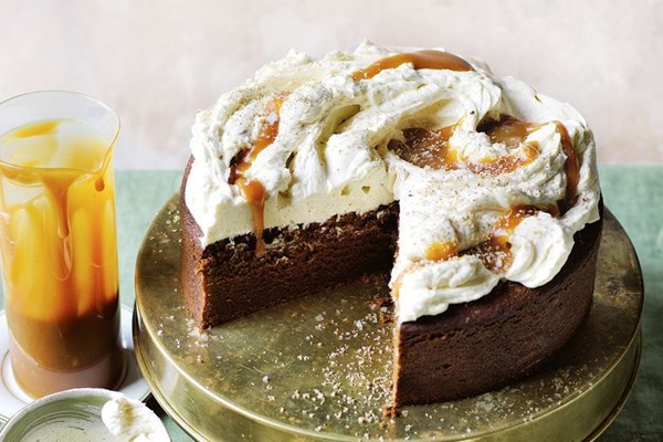 Caramel gingerbread cake with brandy butter