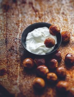 Caramel mini-choux with mascarpone dipping cream