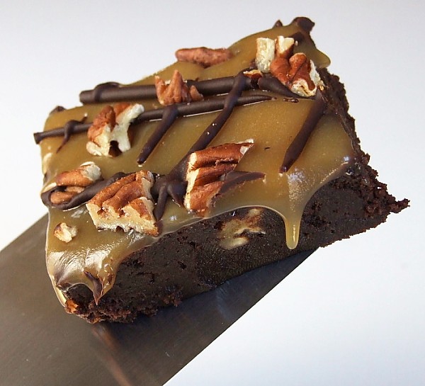 Caramel-pecan brownies