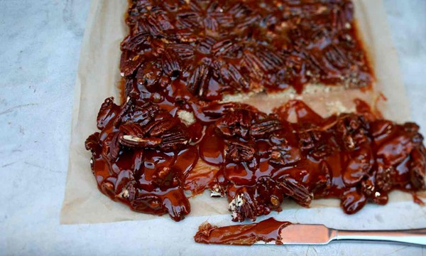 Caramel-pecan date bars