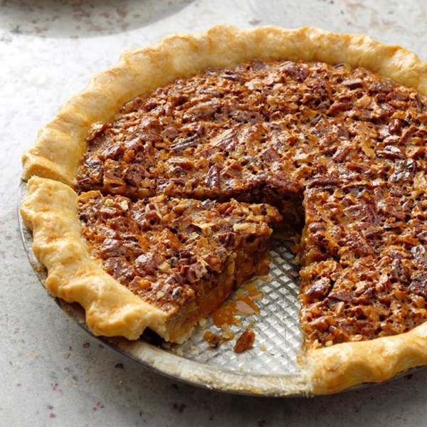 Caramel pecan pie
