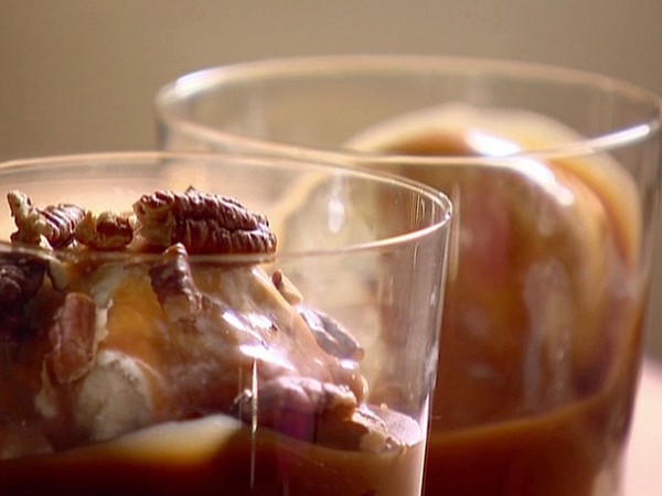 Caramel pecan sundaes