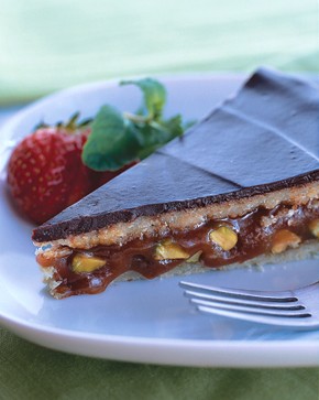 Caramel-pistachio torte with halvah and dark chocolate