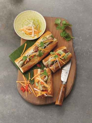 Caramel pork bánh mì