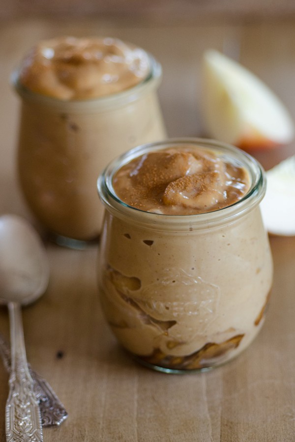 Caramel pudding with buttered apples