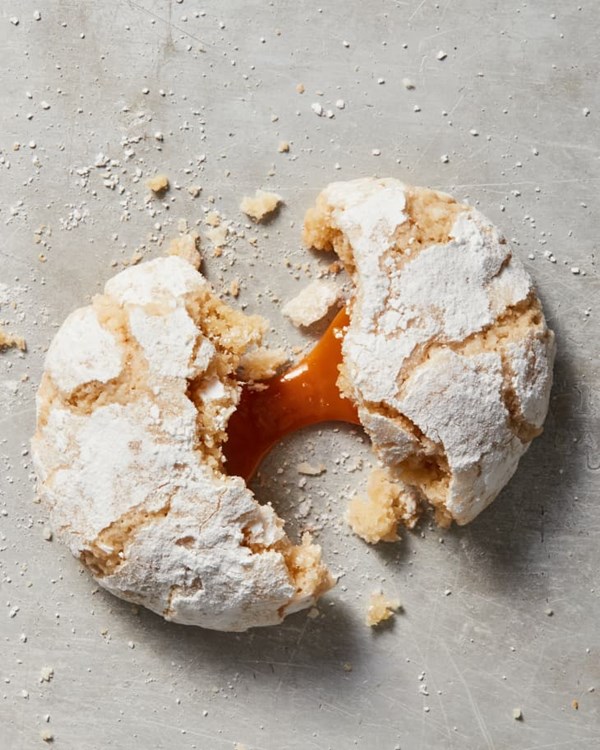 Caramel-stuffed amaretti cookies