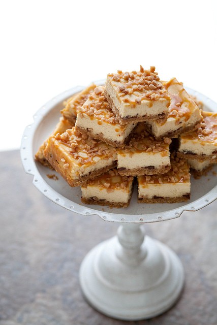 Caramel toffee cheesecake bars