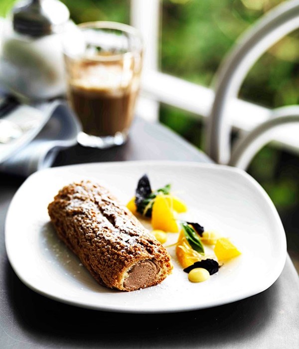 Caramelia éclairs with orange and basil salad