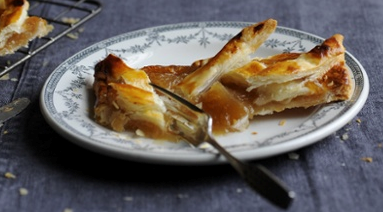 Caramelised apple and cider lattice