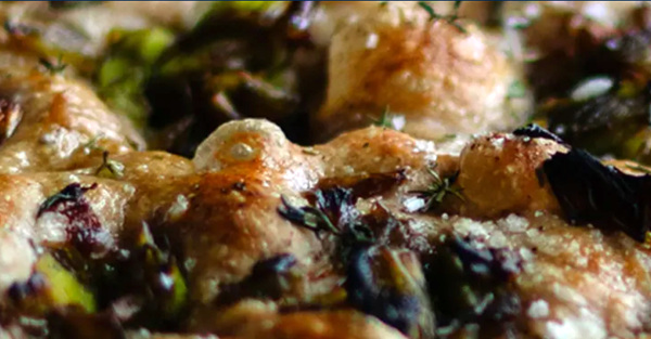 Caramelised leek + thyme focaccia (Focaccia cennin wedi'i garameleiddio a theim)