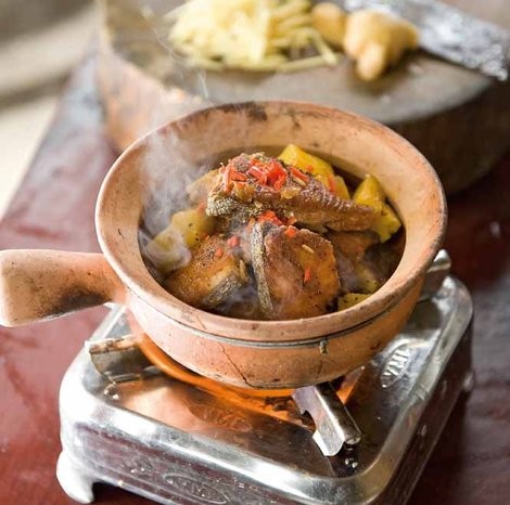 Caramelised mackerel with pineapple (Cá thu kho khóm)