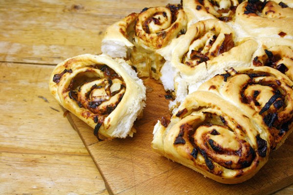 Caramelised onion and cheddar 'tear n share' loaf