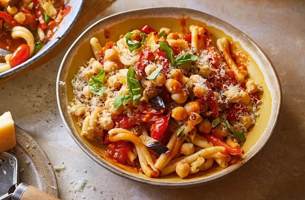 Caramelised pepper, aubergine & chickpea pasta with basil