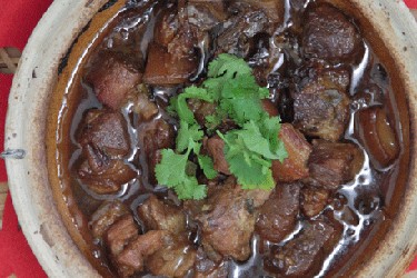 Caramelised pork clay pot