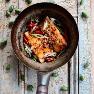 Caramelised salmon and green peppercorns (Cá hồi kho tiêu xanh)