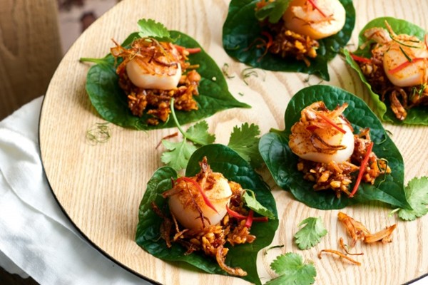 Caramelised scallop betel leaves (Miang)