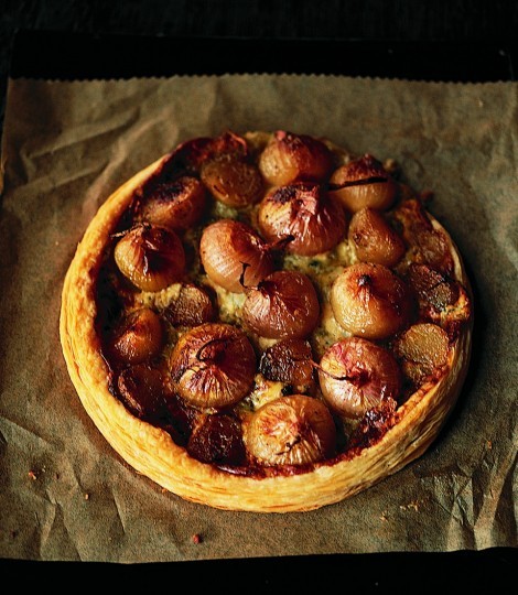 Caramelised shallots with fourme d'Ambert on puff pastry