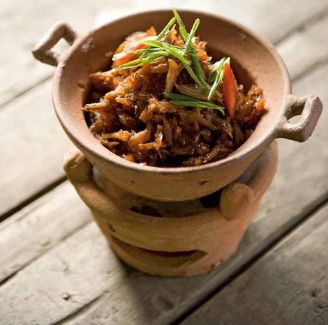 Caramelised whitebait and pork belly hotpot (Cá com kho tô)