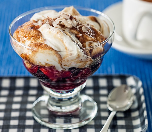 "Caramelised" yoghurt cream with fresh berries