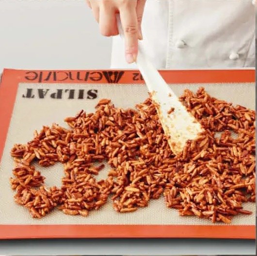 Caramelized almond batons