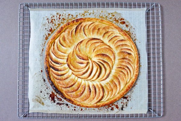 Caramelized apple tarte fine (Tarte fine caramélisée aux pommes)