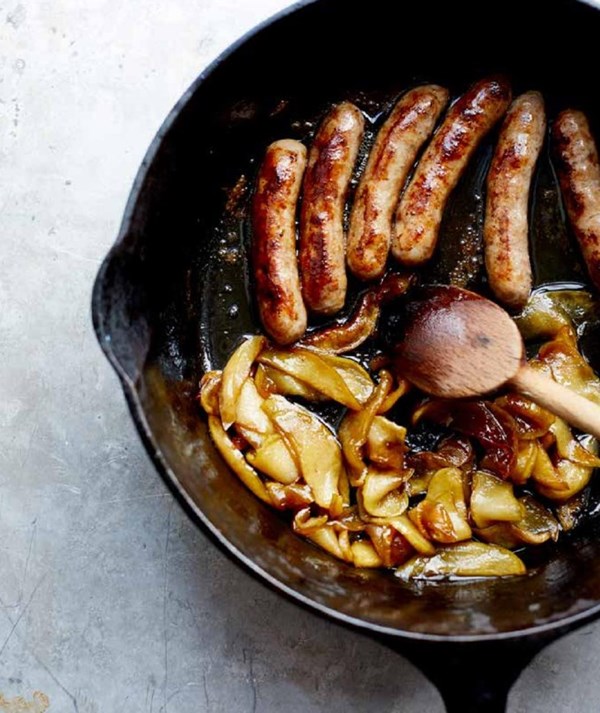 Caramelized apples and sausages