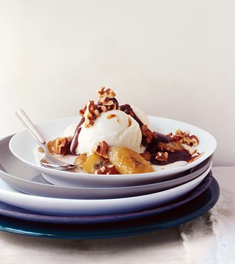 Caramelized banana splits with hot chocolate sauce