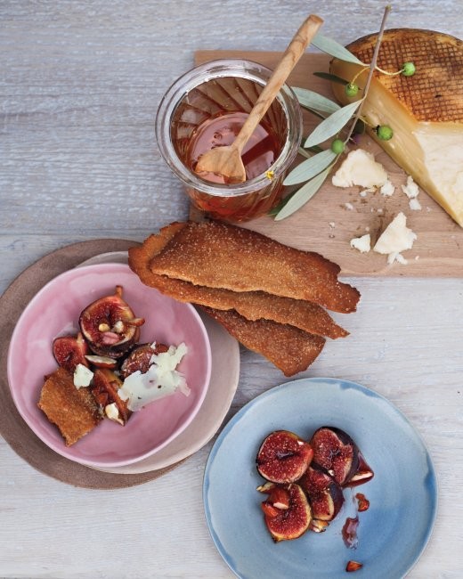 Caramelized figs with honey and cheese