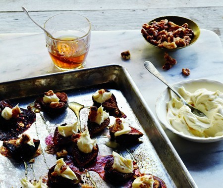 Caramelized figs with mascarpone and honey