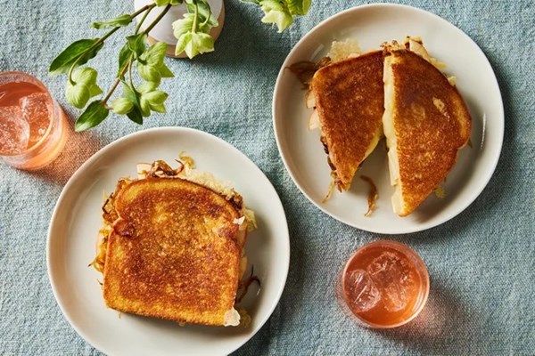 Caramelized onion & Gruyère toasties 