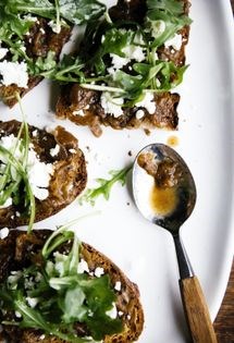 Caramelized onion and goat cheese toasts